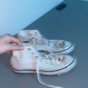 White converse *used, but in great condition* size: mens 6/ womens 8